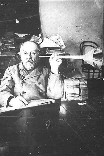 Konstantin Tsiolkovsky with an ear trumpet. 1930.
