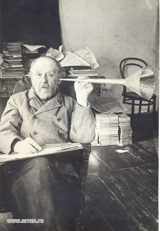 Фотография Константина Циолковского со своей слуховой трубой. 1930. Фотограф: Нетужилин Александр Гаврилович (1909–1980).