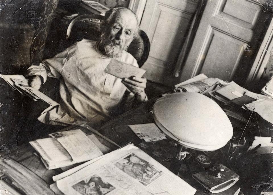 Konstantin Tsiolkovsky reviews received correspondence. 1935. Photographer: Chmil Feodosiy Andronikovych.