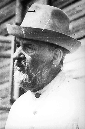 Photo portrait of Konstantin Tsiolkovsky in a hat.