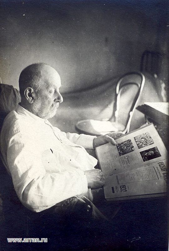 Konstantin Tsiolkovsky relaxes by reading newspapers and magazines. 1932.