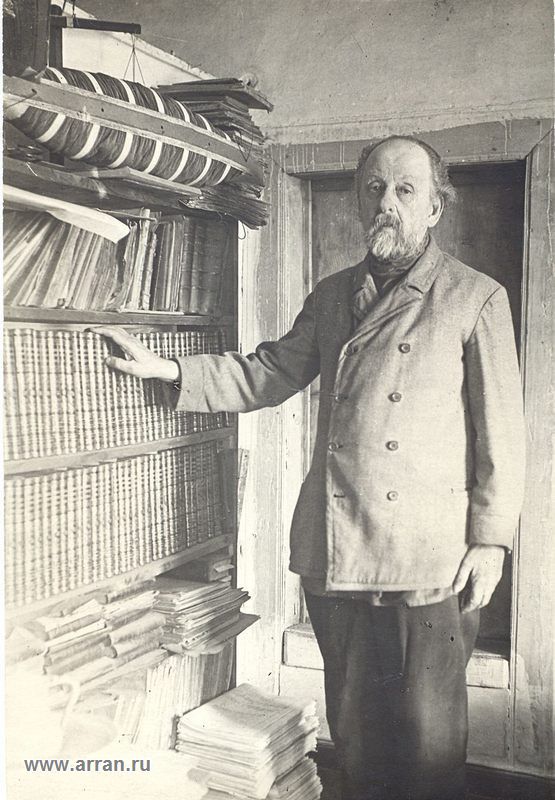 Константин Циолковский в своей светелке возле полки с книгами. 1927. Фотограф: Нетужилин Александр Гаврилович (1909–1980).