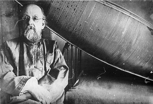 К. Э. Циолковский в своем кабинете. 1930. Фотограф: Нетужилин Александр Гаврилович (1909–1980)