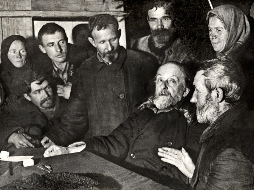 К. Э. Циолковский беседует с колхозниками после прочитанной им лекции 