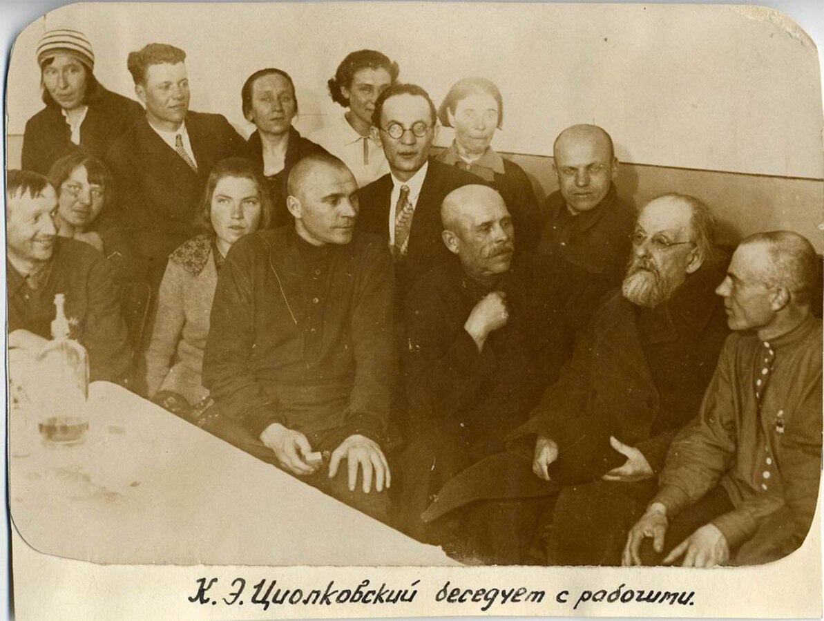 К. Э. Циолковский среди участников совещания знатных людей Калужского района. 1935. Фотограф: Чмиль Феодосий Андроникович (1900-1945). Цифровая копия оригинальной черно-белой фотографии Константина Эдуардовича Циолковского. Источник: Wikimedia Commons (Public Domain).