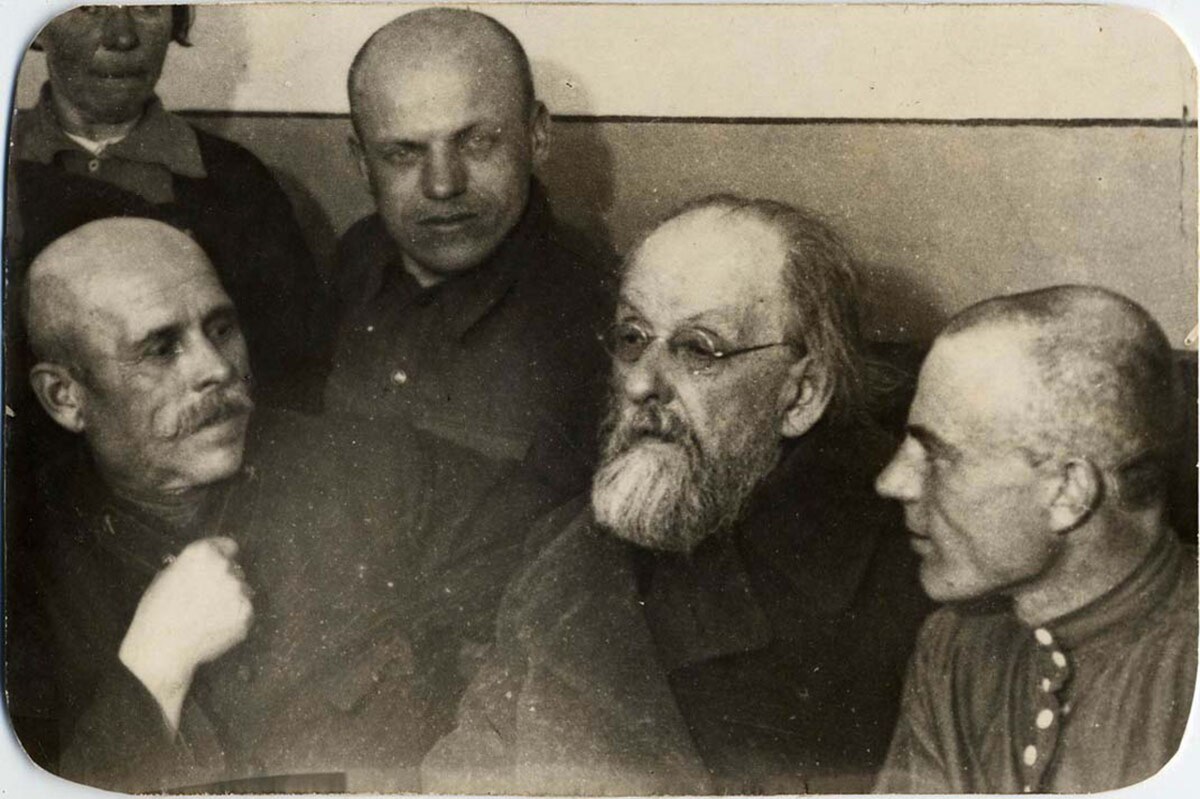 К. Э. Циолковский среди участников совещания знатных людей Калужского района (выкадровка). 1935. Фотограф: Чмиль Феодосий Андроникович (1900-1945). Цифровая копия оригинальной черно-белой фотографии Константина Эдуардовича Циолковского. Источник: Wikimedia Commons (Public Domain).