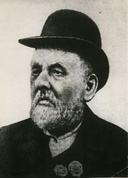 К. Э. Циолковский с орденом Трудового Красного Знамени. 1932-1933.  Фотограф: Чмиль Феодосий Андроникович (1900-1945). Цифровая копия оригинальной черно-белой фотографии Константина Эдуардовича Циолковского. Источник: Wikimedia Commons (Public Domain).