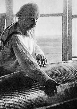 Константин Циолковский в своей мастерской. 1919. Фотограф неизвестен. Цифровая копия оригинальной черно-белой фотографии Константина Эдуардовича Циолковского. Источник: Wikimedia Commons (Public Domain).