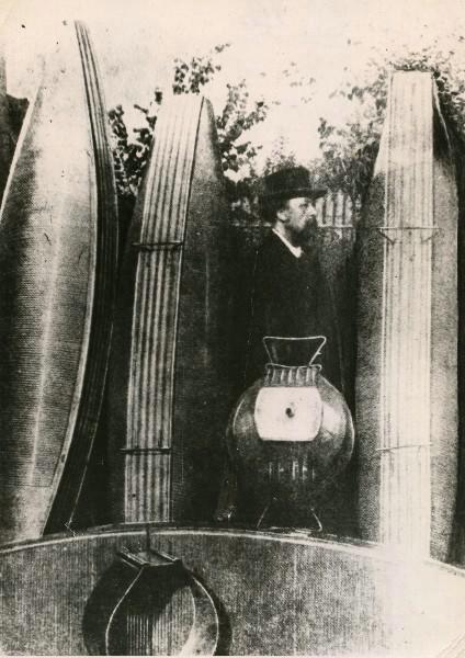 К.Э. Циолковский с моделями оболочки дирижабля собственной конструкции. Фотограф: Ассонов Александр Васильевич (1877—1943). Цифровая копия оригинальной черно-белой фотографии Константина Эдуардовича Циолковского. Источник: Wikimedia Commons (Public Domain).