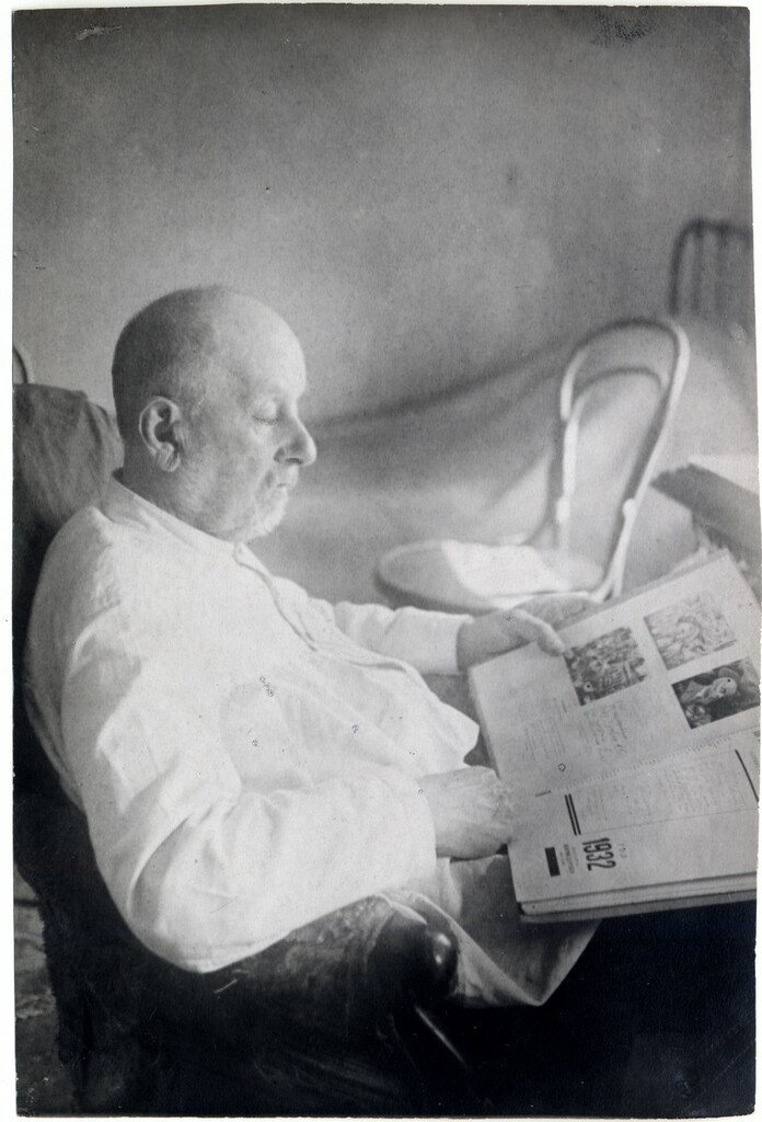 К.Э. Циолковский в своем кабинете с журналом «Красная стрела». 1932. Автор: Нетужилин Александр Гаврилович (1909–1980). Источник: фонды ГМИК им. К. Э. Циолковского