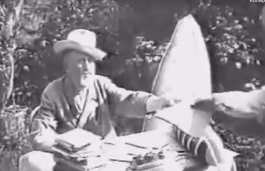 Циолковский работает сидя за столом в саду. 1932. Кадр из документального сюжета о Константине Циолковском. Циолковский работает сидя за столом в саду. 1932. Кадр из документального сюжета о Константине Циолковском. 1932. Источник: документальный сюжет о Циолковском из Youtube.com