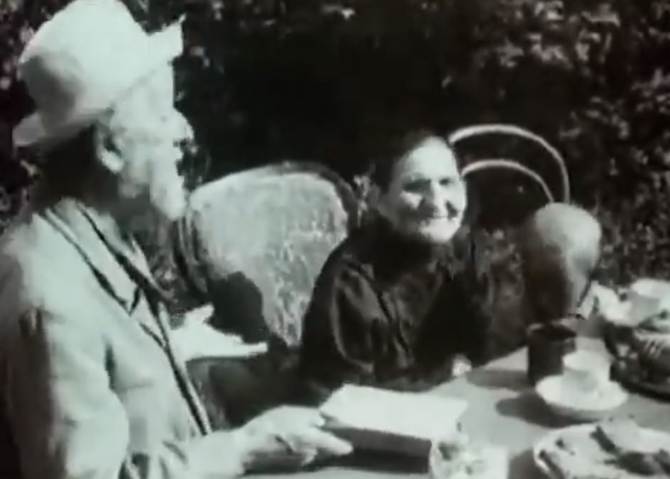 Циолковский в кругу семьи и друзей за чайным столом во дворе своего дома в Калуге. 1932. Кадр из документального сюжета о Константине Циолковском. Циолковский в кругу семьи и друзей за чайным столом во дворе своего дома в Калуге. 1932. Кадр из документального сюжета о Константине Циолковском. Источник: документальный сюжет о Циолковском из Youtube.com