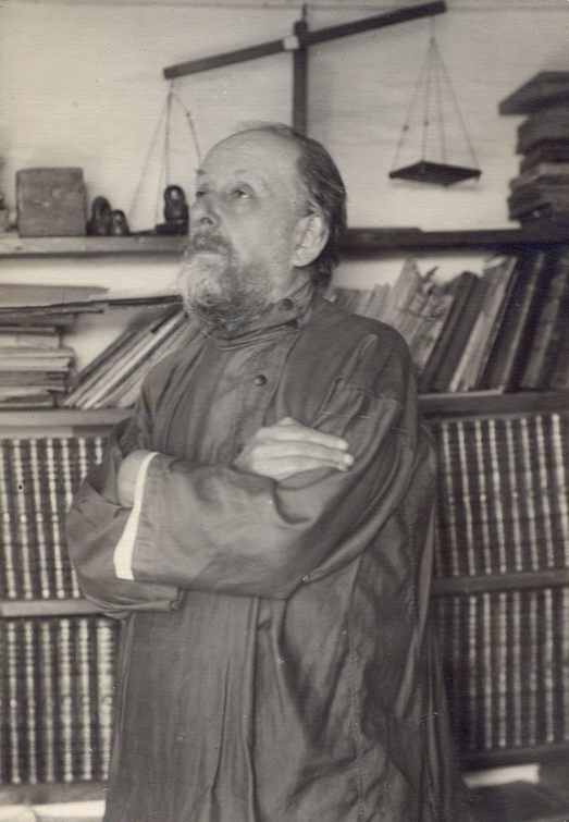 К. Э. Циолковский в своем кабинете у полки с книгами. 1930.  Автор: Нетужилин Александр Гаврилович (1909–1980). Источник: Фонды ГМИК