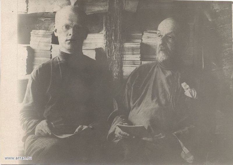 К.Э. Циолковский беседует с корреспондентом газеты «Коммуна» (Калуга) Б.А. Монастыревым в мастерской ученого. 1932. Автор: Чмиль Феодосий Андроникович (1900-1945). К.Э. Циолковский беседует с корреспондентом газеты «Коммуна» (Калуга) Б.А. Монастыревым в мастерской ученого. 1932. Автор: Чмиль Феодосий Андроникович (1900-1945). Источник: ГМИК им. К. Э. Циолковского