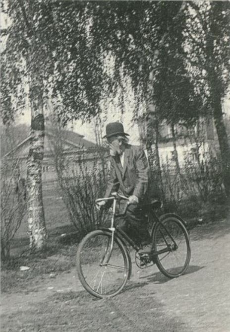 Константин Эдуардович Циолковский на велосипедной прогулке в Театральном сквере. 1934. Автор: Лавров Михаил Николаевич (1896 - 1979). Цифровая копия оригинальной черно-белой фотографии.