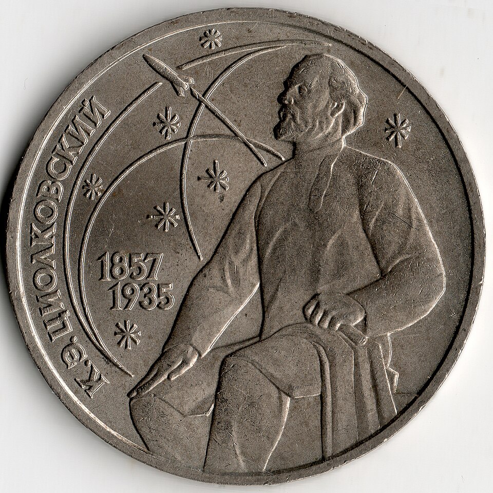 Памятная медно-никелевая монета СССР номиналом 1 рубль. Выпущен в 1987 году в честь 130-летия со дня рождения К.Э. Циолковский. Памятная медно-никелевая монета СССР номиналом 1 рубль. Выпущен в 1987 году в честь 130-летия со дня рождения К.Э. Циолковский. Источник: Wikimedia Commons (Public Domain).