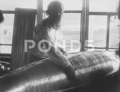 Оцифрованные кадры кинохроники с К. Э. Циолковским на стоковом видео рынке. Источник; pond5.com Оцифрованные кадры кинохроники с К. Э. Циолковским на стоковом видео рынке. Источник; pond5.com