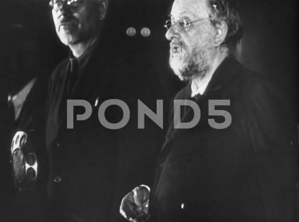 Оцифрованные кадры кинохроники с К. Э. Циолковским на стоковом видео рынке. Источник; pond5.com Оцифрованные кадры кинохроники с К. Э. Циолковским на стоковом видео рынке. Источник; pond5.com