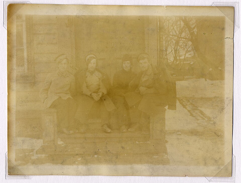 Циолковский Игнатий, старший сын К. Э. Циолковского со своими калужскими знакомыми. 1902.  Источник: Wikimedia Commons (Public Domain).