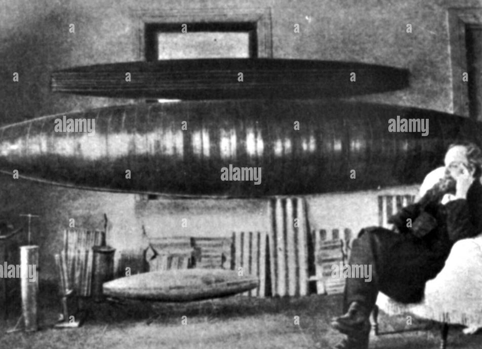 Архивная фотография с изображением К. Э. Циолковского, оцифрованная и продающаяся через стоковое агентство Alamy (alamy.com) Архивная фотография с изображением К. Э. Циолковского, оцифрованная и продающаяся через стоковое агентство Alamy (alamy.com)